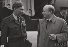 Sierpień 1944, Londyn, Anglia, Wielka Brytania.
Powitanie delegacji polskiego rządu po powrocie z wizyty w Moskwie. Z prawej, z papierosem w dłoni, stoi premier Stanisław Mikołajczyk.
Fot. Czesław Datka, Instytut Polski i Muzeum im. gen. Sikorskiego w Londynie [teczka nr 147 – Mikołajczyk]
