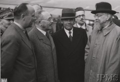 Sierpień 1944, Londyn, Anglia, Wielka Brytania.
Powitanie delegacji polskiego rządu po powrocie z wizyty w Moskwie. Prof. Stanisław Grabski w rozmowie ze Stanisławem Kotem, z lewej stoi Władysław Banaczyk i gen. Marian Kukiel (częściowo zasłonięty).
Fot. Czesław Datka, Instytut Polski i Muzeum im. gen. Sikorskiego w Londynie [teczka nr 147 – Mikołajczyk]
