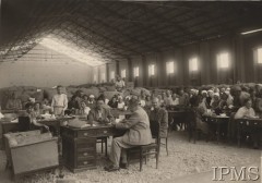 1942-1943, Teheran, Iran.
Grupa osób w magazynie. Przy biurku siedzą od lewej: wicekonsul Stankowski, konsul Witold Okoński i Marian Brzezicki.
Fot. NN [pieczątka – Poselstwa Rzeczpospolitej w Teheranie], Instytut Polski i Muzeum im. gen. Sikorskiego w Londynie [teczka nr 164]