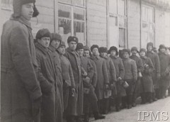 Zima 1941, Tockoje, obł. Czkałowsk, ZSRR.
Tworzenie Armii Polskiej na Wschodzie. Żołnierze w kolejce do kuchni.
Fot. NN, Instytut Polski i Muzeum im. gen. Sikorskiego w Londynie [teczka nr 165]