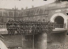 Przed 1939, Polska.
Grupa żołnierzy Wojska Polskiego na moście prowadzącym do jednej z bram twierdzy, w środku stoją czterej oficerowie.
Fot. NN, Instytut Polski i Muzeum im. gen. Sikorskiego w Londynie [teczka nr 174]