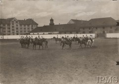 Przed 1939, Toruń, Polska.
Oficerska Szkoła Artylerii. Żołnierze ujeżdżający konie na maneżu.
Fot. NN, Instytut Polski i Muzeum im. gen. Sikorskiego w Londynie [teczka nr 174]