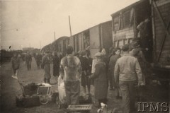 05.10.1945, Darmstadt, Niemcy.
Grupa Polaków na stacji kolejowej przy pierwszym pociągu repatriacyjnym odchodzącym do kraju.
Fot. NN, Instytut Polski i Muzeum im. gen. Sikorskiego w Londynie [teczka nr 195]