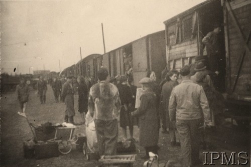 05.10.1945, Darmstadt, Niemcy.
Grupa Polaków na stacji kolejowej przy pierwszym pociągu repatriacyjnym odchodzącym do kraju.
Fot. NN, Instytut Polski i Muzeum im. gen. Sikorskiego w Londynie [teczka nr 195]