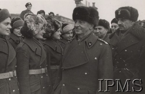 Grudzień 1941, Tockoje, ZSRR.
Armia Polska na Wschodzie, Pomocnicza Wojskowa Służba Kobiet, w środku gen. Władysław Sikorski, za nim gen. Władysław Anders i płk Leopold Okulicki.
Fot. NN, Instytut Polski im. Gen. Sikorskiego w Londynie [teczka nr 32]
