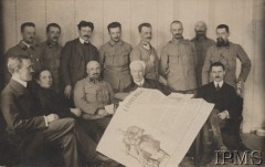 1914-1916, brak miejsca.
Członkowie Naczelnego Komitetu Narodowego. Czwarty od prawej stoi Władysław Sikorski, szef Departamentu Wojskowego NKN. Na stole leży odezwa wzywająca Polaków do wstępowania w szeregi Legionów Polskich.
Fot. NN, Instytut Polski i Muzeum im. gen. Sikorskiego w Londynie [teczka nr 44]