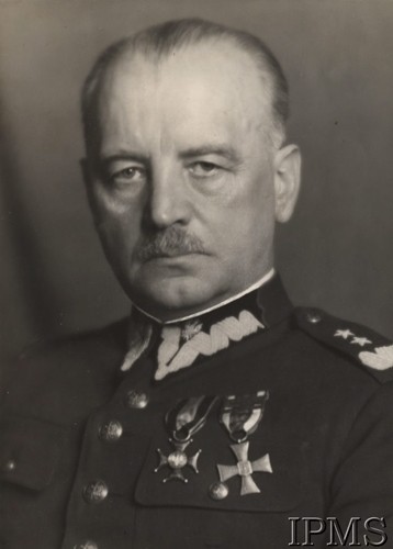 Lata 40., brak miejsca.
Gen. Władysław Sikorski, portret w mundurze z przypiętymi medalami.
Fot. NN, Instytut Polski i Muzeum im. gen. Sikorskiego w Londynie [teczka nr 44]