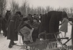 11.12.1941, Buzułuk, obł. Czkałowsk, ZSRR.
Formowanie Armii Polskiej w Związku Radzieckim. W saniach siedzą: gen. Władysław Sikorski i gen. Władysław Anders.
Fot. NN, Instytut Polski i Muzeum im. gen. Sikorskiego w Londynie [teczka nr 44a]