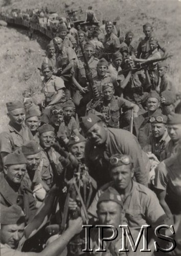 1940, Syria-Palestyna.
Żołnierze Samodzielnej Brygady Strzelców Karpackich podczas podróży pociągiem z Syrii do Palestyny. 
Fot. NN, Instytut Polski i Muzeum im. gen. Sikorskiego w Londynie [teczka nr 44d]