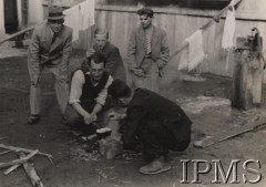 Październik 1939, Beregszász (Berehowe), Węgry.
Obóz dla internowanych polskich żołnierzy. Przygotowywanie śniadania.
Fot. NN, Instytut Polski im. Gen. Sikorskiego w Londynie [teczka nr 47 – Polacy internowani na Węgrzech]