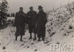 Październik 1939, brak miejsca.
Polscy żołnierze przekraczają granicę polsko-węgierską.
Fot. NN, Instytut Polski im. Gen. Sikorskiego w Londynie [teczka nr 47 – Polacy internowani na Węgrzech]