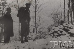 Druga poł. listopada 1939, Rumunia - Węgry.
Ppor. J. Kazimierski i por. A. Krzyczkowski na samej granicy rumuńsko-węgierskiej.
Fot. NN, Instytut Polski im. Gen. Sikorskiego w Londynie [teczka nr 47 – Polacy internowani na Wegrzech]