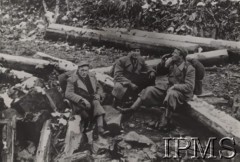 14.10.1939, Węgry.
Pierwszy odpoczynek po stronie węgierskiej po przejściu granicy. Pchor. Bauk, J. Kosiński, pije wodę pchor. Krzyczkowski.
Fot. NN, Instytut Polski im. Gen. Sikorskiego w Londynie [teczka nr 47 – Polacy internowani na Węgrzech]