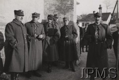1939-1940, Węgry.
Obóz dla internowanych polskich żołnierzy, z prawej stoi pułkownik WP.
Fot. NN, Instytut Polski im. Gen. Sikorskiego w Londynie [teczka nr 47 - Polacy internowani na Węgrzech]