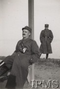 Grudzień 1939, Bahoszonforwar (?), Węgry.
Polscy oficerowie internowani na Węgrzech, siedzi mjr Zahorski.
Fot. NN, Instytut Polski im. Gen. Sikorskiego w Londynie [teczka nr 47 – Polacy internowani na Węgrzech]