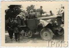 22.08.1944, Warszawa, Generalne Gubernatorstwo.
Powstanie Warszawskie, powstańcy przy niemieckim ciągniku półgąsienicowym.
Fot. NN, Instytut Polski i Muzeum im. gen. Sikorskiego w Londynie, teczka 81