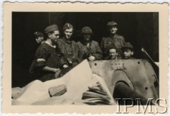 22.08.1944, Warszawa, Generalne Gubernatorstwo.
Powstanie Warszawskie, grupa powstańców obok działa.
Fot. NN, Instytut Polski i Muzeum im. gen. Sikorskiego w Londynie, teczka 81