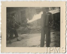 22.08.1944, Warszawa, Generalne Gubernatorstwo.
Powstanie Warszawskie, dwaj powstańcy z miotaczami ognia.
Fot. NN, Instytut Polski i Muzeum im. gen. Sikorskiego w Londynie, teczka 81