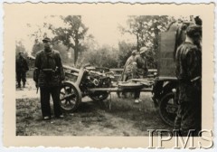 22.08.1944, Warszawa, Generalne Gubernatorstwo.
Powstanie Warszawskie, grupa powstańców z armatą.
Fot. NN, Instytut Polski i Muzeum im. gen. Sikorskiego w Londynie, teczka 81