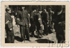 22.08.1944, Warszawa, Generalne Gubernatorstwo.
Powstanie Warszawskie, powstańczy pogrzeb - grupa żołnierzy obok mogiły.
Fot. NN, Instytut Polski i Muzeum im. gen. Sikorskiego w Londynie, teczka 81