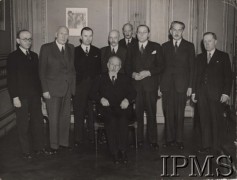 30.11.1944, Londyn, Anglia, Wielka Brytania.
Polski rząd na uchodźstwie. Gabinet premiera Arciszewskiego. Stoją od lewej ministrowie: Stanisław Sopicki (SP) - minister odbudowy administracji publicznej, Jan Kwapiński (PPS) - wicepremier, minister skarbu, przemysłu i handlu, Adam Tarnowski - minister spraw zagranicznych, Adam Pragier (PPS) - minister informacji i dokumentacji, Adam Romer - sekretariat, Zygmunt Berezowski (SN) - minister spraw wewnętrznych, Władysław Folkierski (SN) - minister spraw kongresowych, wyznań religijnych i oświecenia publicznego, Bronisław Kuśnierz (SP) - minister sprawiedliwości. Siedzi premier Tomasz Arciszewski.
Fot. NN, Instytut Polski im. Gen. Sikorskiego w Londynie [teczka nr 90 – Arciszewski]