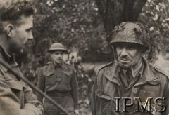 Wrzesień 1944, Arnhem, Holandia.
Z prawej stoi gen. Stanisław Sosabowski.
Fot. NN, Instytut Polski im. Gen. Sikorskiego w Londynie [teczka nr 94 – generałowie 1939-49]