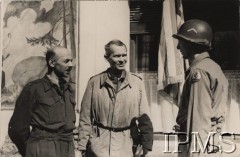 1945, Niemcy.
Gen. Tadeusz Bór-Komorowski (były Komendant Główny AK) po uwolnieniu z niemieckiej niewoli, w środku stoi gen. Tadeusz Pełczyński, z prawej amerykański żołnierz.
Fot. NN, Instytut Polski im. Gen. Sikorskiego w Londynie [teczka nr 94 – generałowie 1939-49]