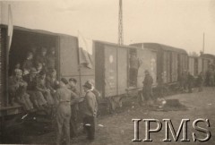 1945, brak miejsca.
Pierwszy pociąg repatriacyjny odjeżdżający do Polski.
Fot. NN, Instytut Polski i Muzeum im. gen. Sikorskiego w Londynie [teczka nr 9a]