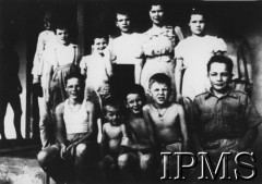 1942, brak miejsca.
Polskie dzieci, które dotarły do formującej się Armii Andersa.
Fot. inż. Ostrowski, Instytut Polski im. Gen. Sikorskiego w Londynie [album negatywowy A-I ROSJA] - płachta 27
