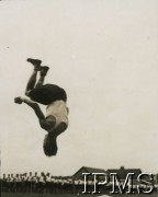 1942-1944, Wielka Brytania.
1 Samodzielna Brygada Spadochronowa podczas ćwiczeń sportowych. Żołnierz wykonuje skok.
Fot. NN, Instytut Polski i Muzeum im. gen. Sikorskiego w Londynie [koperta - 1 Samodzielna Brygada Spadochronowa].