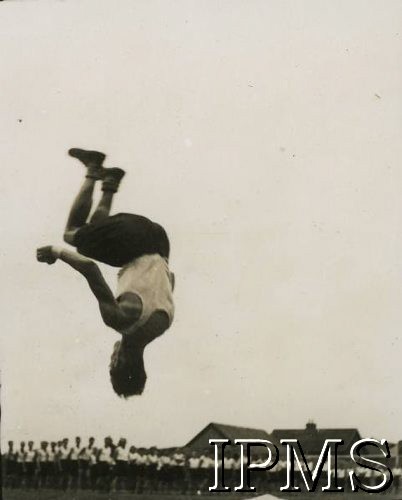 1942-1944, Wielka Brytania.
1 Samodzielna Brygada Spadochronowa podczas ćwiczeń sportowych. Żołnierz wykonuje skok.
Fot. NN, Instytut Polski i Muzeum im. gen. Sikorskiego w Londynie [koperta - 1 Samodzielna Brygada Spadochronowa].