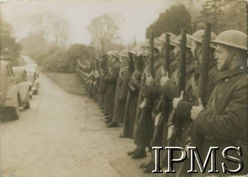 Listopad 1940, Largo House, Szkocja, Wielka Brytania.
Wizyta prezydenta RP na uchodźstwie Władysława Raczkiewicza w I Korpusie Polskim, oddział żołnierzy podczas wyjazdu kolumny samochodów.
Fot. NN, Instytut Polski i Muzeum im. gen. Sikorskiego w Londynie [koperta - 1 Samodzielna Brygada Spadochronowa].