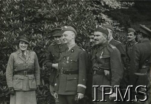 1940-1941, Szkocja, Wielka Brytania.
Naczelny Wódz Polskich Sił Zbrojnych gen. Władysław Sikorski (w środku) wizytuje I Korpus Polski. Za gen. W. Sikorskim stoją: płk Stanisław Sosabowski (na pierwszym planie) oraz szef Sztabu Naczelnego Wodza Polskich Sił Zbrojnych płk Tadeusz Klimecki (w głębi).
Fot. NN, Instytut Polski i Muzeum im. gen. Sikorskiego w Londynie [koperta - 1 Samodzielna Brygada Spadochronowa].