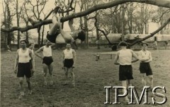 1942-1944, Wielka Brytania.
1 Samodzielna Brygada Spadochronowa podczas ćwiczeń sportowych. Żołnierz wspina się po gałęzi drzewa.
Fot. NN, Instytut Polski i Muzeum im. gen. Sikorskiego w Londynie [koperta - 1 Samodzielna Brygada Spadochronowa].
