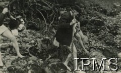 Lata 40., brak miejsca.
Dowódca 1 Samodzielnej Brygady Spadochronowej pułkownik Stanisław Sosabowski schodzi boso po kamieniach do wody.
Fot. NN, Instytut Polski i Muzeum im. gen. Sikorskiego w Londynie [koperta - 1 Samodzielna Brygada Spadochronowa].