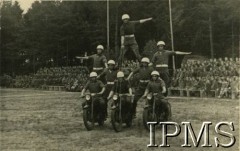 Brak daty, brak miejsca.
Pokaz akrobacji na motocyklach, na trybunie żołnierze.
Fot. NN, Instytut Polski i Muzeum im. gen. Sikorskiego w Londynie [koperta - 1 Samodzielna Brygada Spadochronowa].