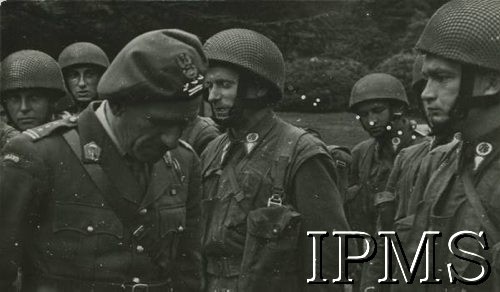 1942-1945, brak miejsca.
1 Samodzielna Brygada Spadochronowa, z lewej dowódca jednostki pułkownik Stanisław Sosabowski.
Fot. NN, Instytut Polski i Muzeum im. gen. Sikorskiego w Londynie [koperta - 1 Samodzielna Brygada Spadochronowa].