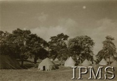Lata 40., prawdopodobnie Wielka Brytania.
Polskie Siły Zbrojne na Zachodzie, namioty w obozie wojskowym.
Fot. NN, Instytut Polski i Muzeum im. gen. Sikorskiego w Londynie [koperta - 1 Samodzielna Brygada Spadochronowa].