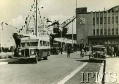 przed 1939, Gdynia, Polska
Dworzec Morski i fragment nabrzeża Francuskiego, z lewej autobus jadący na Plac Kaszubski. W tle zacumowany statek pasażerski.
Fot. NN, Instytut Polski i Muzeum im. gen. Sikorskiego w Londynie.