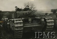 1944-1945, brak miejsca.
Żołnierze 1 Pułku Pancernego 1 Dywizji Pancernej w czołgu.
Fot. NN, Instytut Polski i Muzeum im. gen. Sikorskiego w Londynie [album 121 - 1 Pułk Pancerny].