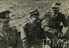 Lata 40., brak miejsca.
Od lewej: brytyjski dowódca gen. sir Bernard Charles Tolver Paget, gen. Marian Kukiel i gen. Stanisław Maczek.
Fot. NN, Instytut Polski i Muzeum im. gen. Sikorskiego w Londynie [album 121 - 1 Pułk Pancerny].