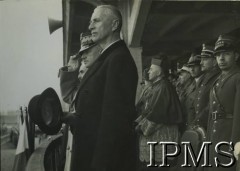 30.03.1940, Angers, Francja.
Zaprzysiężenie batalionów saperów 1 Dywizji Grenadierów i 2 Dywizji Strzelców Pieszych. Trybuna honorowa, na pierwszym planie prezydent RP na uchodźstwie Władysław Raczkiewicz, za nim Naczelny Wódz Polskich Sił Zbrojnych gen. Władysław Sikorski. W drugim rzędzie widoczny biskup polowy Wojska Polskiego Józef Gawlina, w trzecim rzędzie 2. z prawej szef Gabinetu Wojskowego Prezydenta RP płk Franciszek Arciszewski. Fotografia podarowana w 1944 roku Władysławowi Raczkiewiczowi przez Helenę Sikorską, wdowę po gen. Władysławie Sikorskim. 
Fot. NN, Instytut Polski i Muzeum im. gen. Sikorskiego w Londynie [album 123 - W. Sikorski i W. Raczkiewicz].
