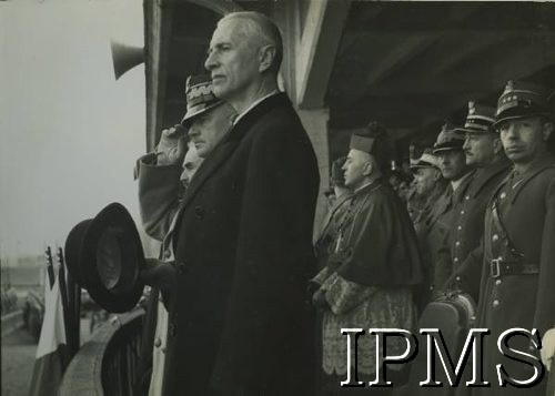 30.03.1940, Angers, Francja.
Zaprzysiężenie batalionów saperów 1 Dywizji Grenadierów i 2 Dywizji Strzelców Pieszych. Trybuna honorowa, na pierwszym planie prezydent RP na uchodźstwie Władysław Raczkiewicz, za nim Naczelny Wódz Polskich Sił Zbrojnych gen. Władysław Sikorski. W drugim rzędzie widoczny biskup polowy Wojska Polskiego Józef Gawlina, w trzecim rzędzie 2. z prawej szef Gabinetu Wojskowego Prezydenta RP płk Franciszek Arciszewski. Fotografia podarowana w 1944 roku Władysławowi Raczkiewiczowi przez Helenę Sikorską, wdowę po gen. Władysławie Sikorskim. 
Fot. NN, Instytut Polski i Muzeum im. gen. Sikorskiego w Londynie [album 123 - W. Sikorski i W. Raczkiewicz].
