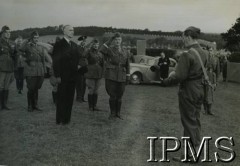 Wrzesień 1940, Biggar, Szkocja, Wielka Brytania.
Wizyta prezydenta RP Władysława Raczkiewicza (w ciemnym garniturze) i Naczelnego Wodza Polskich Sił Zbrojnych gen. Władysława Sikorskiego (na prawo od prezydenta) w 1 Brygadzie Strzelców. Raport składa dowódca brygady gen. Gustaw Paszkiewicz (po prawej). W drugim rzędzie 2. z lewej stoi płk Tadeusz Klimecki, między W. Raczkiewiczem i W. Sikorskim gen. Marian Kukiel. Fotografia podarowana w 1944 roku Władysławowi Raczkiewiczowi przez Helenę Sikorską, wdowę po gen. Władysławie Sikorskim. 
Fot. NN, Instytut Polski i Muzeum im. gen. Sikorskiego w Londynie [album 123 - W. Sikorski i W. Raczkiewicz].