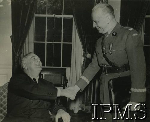 Styczeń 1943, USA.
Wizyta premiera RP gen. Władysława Sikorskiego w Stanach Zjednoczonych. Spotkanie z prezydentem Franklinem Delano Rooseveltem. Fotografia podarowana w 1944 roku prezydentowi RP na uchodźstwie Władysławowi Raczkiewiczowi przez Helenę Sikorską, wdowę po gen. Władysławie Sikorskim. 
Fot. NN, Instytut Polski i Muzeum im. gen. Sikorskiego w Londynie [album 123 - W. Sikorski i W. Raczkiewicz].