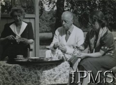 1940-1943, Wielka Brytania.
Generał Władysław Sikorski z żoną Heleną (po lewej) i córką Zofią Leśniowską. Fotografia podarowana prezydentowi RP na uchodźstwie Władysławowi Raczkiewiczowi przez Helenę Sikorską w 1944 roku. 
Fot. NN, Instytut Polski i Muzeum im. gen. Sikorskiego w Londynie [album 123 - W. Sikorski i W. Raczkiewicz].
