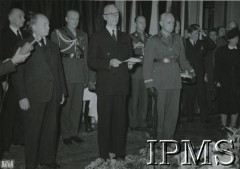 14.07.1943, Londyn, Anglia, Wielka Brytania.
Uroczystości pogrzebowe gen. Władysława Sikorskiego. Dekoracja trumny Orderem Orła Białego, przemawia prezydent RP na uchodźstwie Władysław Raczkiewicz (w środku), po lewej premier Stanisław Mikołajczyk, po prawej Naczelny Wódz Polskich Sił Zbrojnych gen. Kazimierz Sosnkowski; w drugim rzędzie od lewej szef Kancelarii Cywilnej Prezydenta RP August Zaleski, mjr Skarbek, NN, NN, sekretarz gen. Władysława Sikorskiego Józef Retinger. Fotografia podarowana w 1944 roku Władysławowi Raczkiewiczowi przez Helenę Sikorską, wdowę po gen. Władysławie Sikorskim. 
Fot. Datka, Instytut Polski i Muzeum im. gen. Sikorskiego w Londynie [album 123 - W. Sikorski i W. Raczkiewicz].