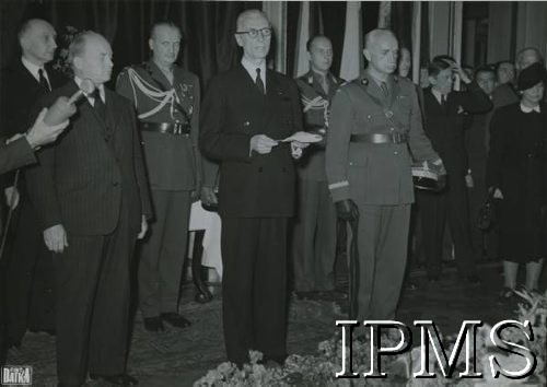 14.07.1943, Londyn, Anglia, Wielka Brytania.
Uroczystości pogrzebowe gen. Władysława Sikorskiego. Dekoracja trumny Orderem Orła Białego, przemawia prezydent RP na uchodźstwie Władysław Raczkiewicz (w środku), po lewej premier Stanisław Mikołajczyk, po prawej Naczelny Wódz Polskich Sił Zbrojnych gen. Kazimierz Sosnkowski; w drugim rzędzie od lewej szef Kancelarii Cywilnej Prezydenta RP August Zaleski, mjr Skarbek, NN, NN, sekretarz gen. Władysława Sikorskiego Józef Retinger. Fotografia podarowana w 1944 roku Władysławowi Raczkiewiczowi przez Helenę Sikorską, wdowę po gen. Władysławie Sikorskim. 
Fot. Datka, Instytut Polski i Muzeum im. gen. Sikorskiego w Londynie [album 123 - W. Sikorski i W. Raczkiewicz].