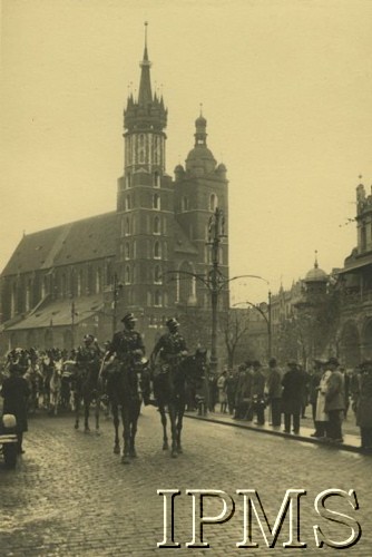 06.10.1933, Kraków, Polska.
Święto Jazdy Polskiej w 250 rocznicę Odsieczy Wiedeńskiej. Przejazd oddziałów ulicami miasta, w tle kościół Mariacki.
Fot. NN, Instytut Polski i Muzeum im. gen. Sikorskiego w Londynie