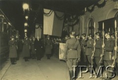 06.10.1933, Kraków, Polska.
Święto Jazdy Polskiej w 250 rocznicę Odsieczy Wiedeńskiej. Przyjazd prezydenta Ignacego Mościckiego, raport na dworcu kolejowym.
Fot. NN, Instytut Polski i Muzeum im. gen. Sikorskiego w Londynie